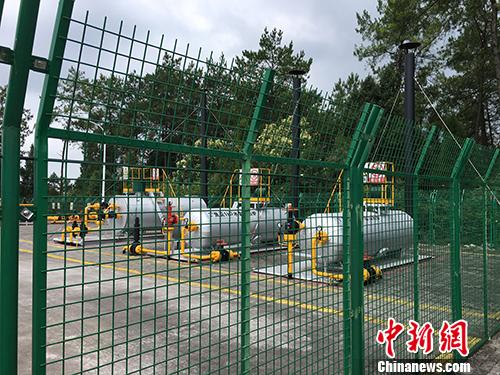 圖為中石化江漢油田涪陵頁巖氣井平臺內(nèi)設(shè)施。湯琪 攝