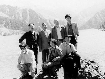 1988年夏季，作者（后排右一）和施雅風先生（后排右二）在新疆天池。