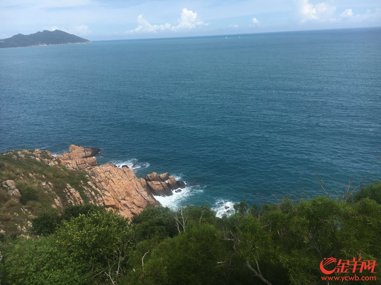 第五張：東瑁洲島坐落于美麗的旅游城市三亞的近海海域。區(qū)健妍攝