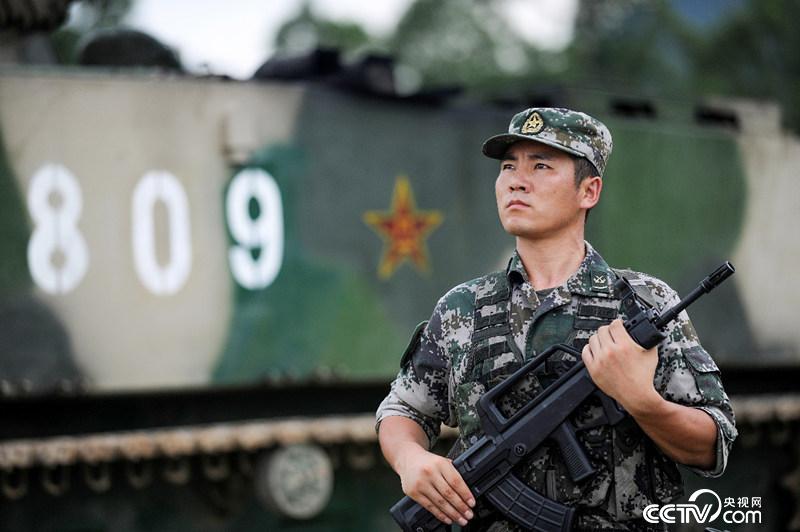 8年勤學(xué)苦練，王銳成為全軍最年輕的“雙特”兩棲裝甲尖兵。（彭希 攝）