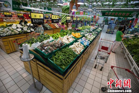 山西太原，民眾正在超市選購蔬菜?！堅啤z