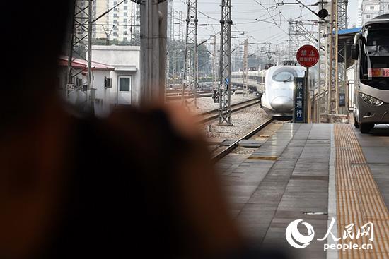 10月15日，首個乘火車參加中國共產(chǎn)黨第十九次全國代表大會的代表團(tuán)——山西省代表團(tuán)抵達(dá)北京西站。（人民網(wǎng)記者 翁奇羽 攝）