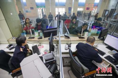 資料圖：民眾正在購買車票。<a target='_blank' href='http://www.chinanews.com/'>中新社</a>記者 張?jiān)?攝
