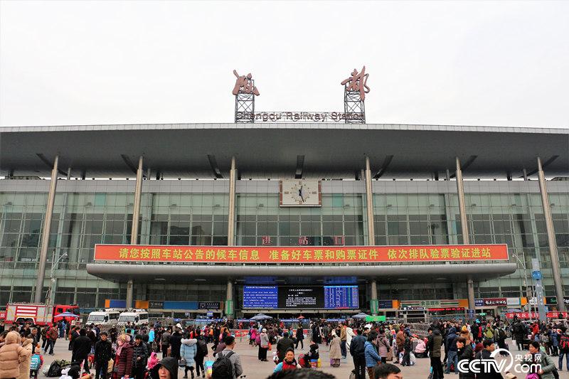 春運首日，成都東站外廣場人潮涌動，但并未出現(xiàn)大面積排隊現(xiàn)象。（何川/攝）