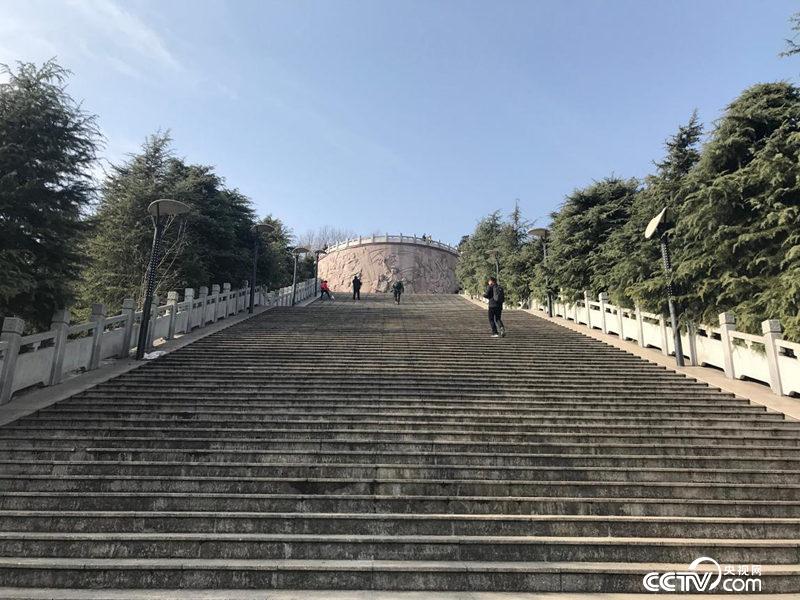 位于老城區(qū)核心位置的金寨縣革命烈士陵園。（孔華/攝）