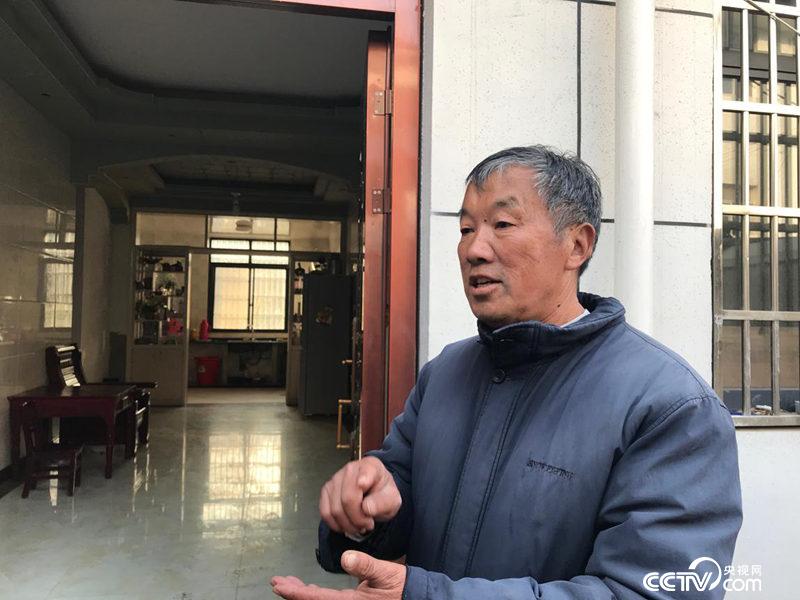 申術發(fā)給記者算脫貧賬。（孔華/攝）