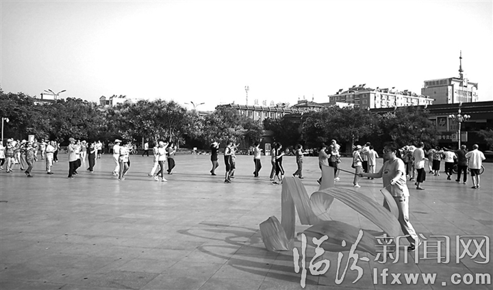 臨汾:酷暑時(shí)節(jié) 市民掀起晨練熱