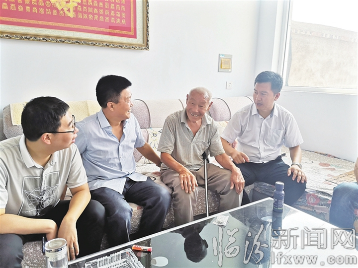 大寧:看望老戰(zhàn)士 送去慰問(wèn)品