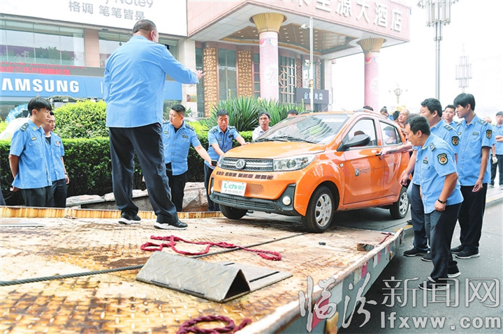臨汾市區(qū)道路交通執(zhí)法小組清理亂停亂放的機(jī)動車