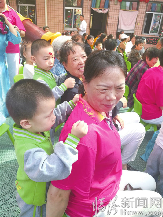 堯都區(qū):我給奶奶捶捶背