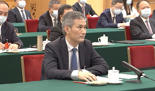 全國(guó)人大代表，湖北省十堰市太和醫(yī)院黨委書記、院長(zhǎng)羅杰向總書記做匯報(bào)。