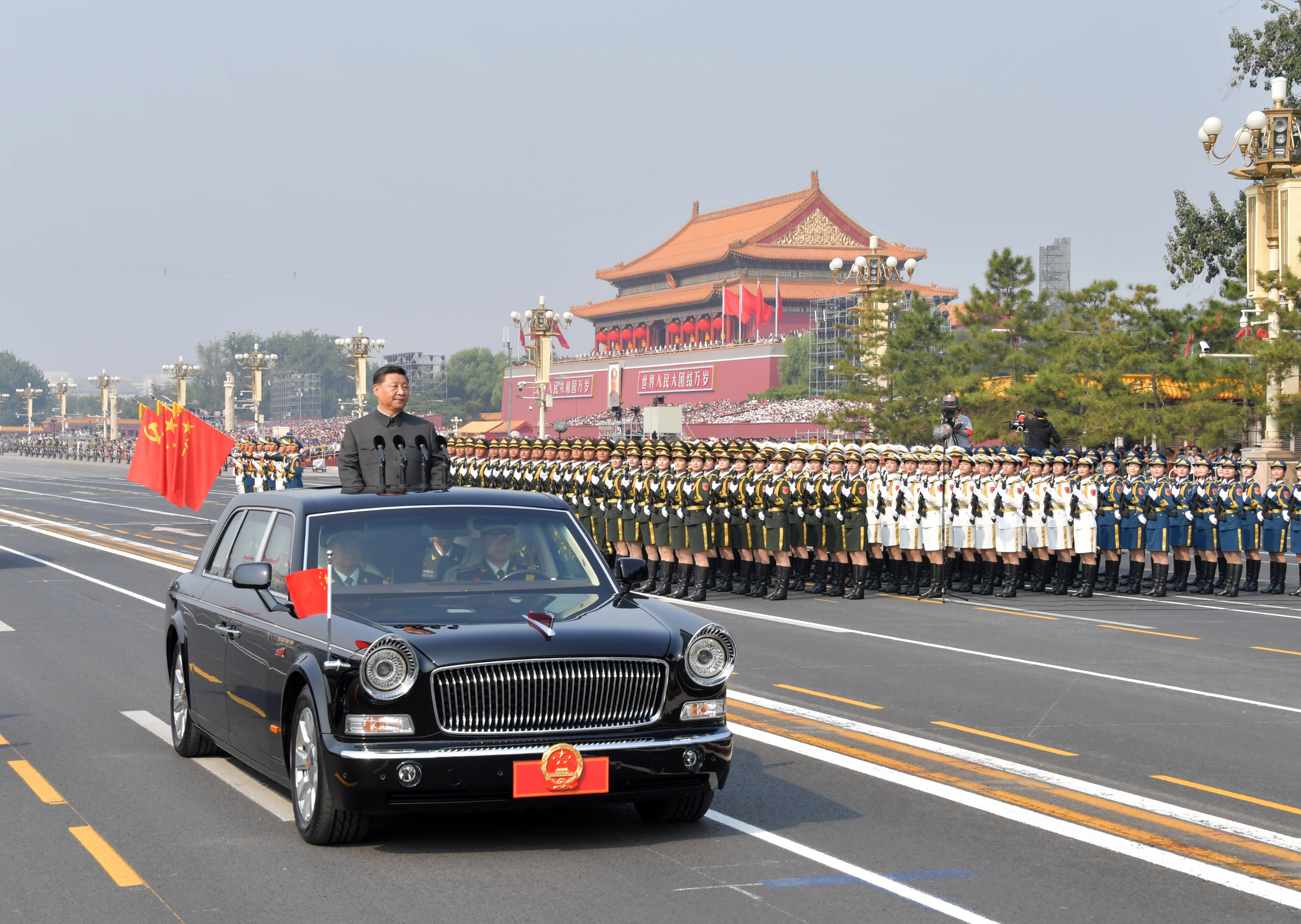 2019年10月1日，慶祝中華人民共和國成立70周年大會(huì)在北京天安門廣場隆重舉行。這是中共中央總書記、國家主席、中央軍委主席習(xí)近平檢閱受閱部隊(duì)。