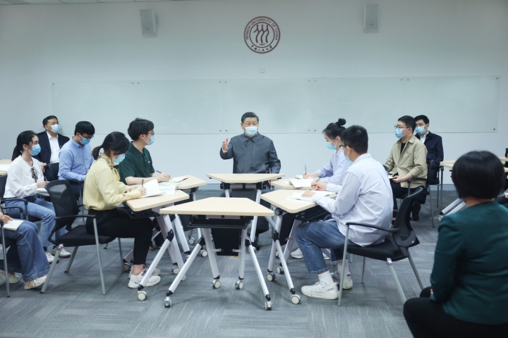 2022年4月25日，習(xí)近平總書記來到中國人民大學(xué)考察調(diào)研。這是總書記在立德樓觀摩思政課智慧教室現(xiàn)場教學(xué)并參與討論。