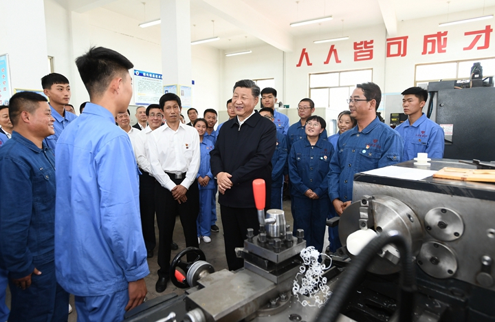 2019年8月20日，習(xí)近平在甘肅省張掖市山丹培黎學(xué)?，F(xiàn)代制造技術(shù)實訓(xùn)室，觀看職業(yè)技能實訓(xùn)，同師生親切交流。