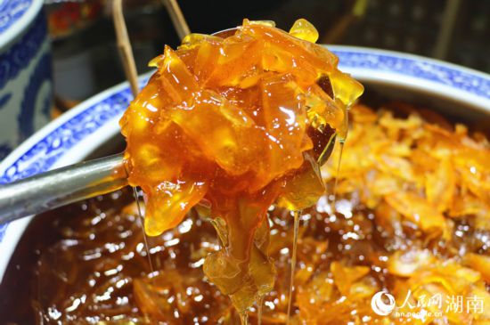 以柚子為原料做的蜂蜜柚子膏。 人民網(wǎng)記者 劉賓攝