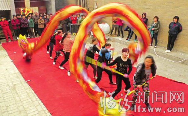 舞龍隊正在緊張訓(xùn)練
