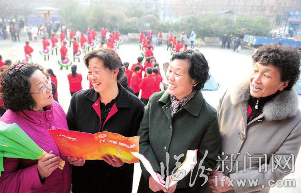 四位“平陽花”藝術(shù)團(tuán)創(chuàng)辦人又在商量演出的事。
