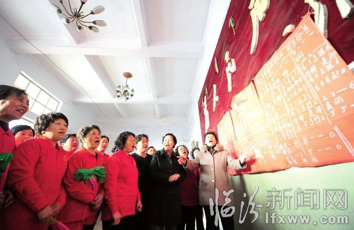 隊(duì)員們學(xué)唱“平陽花”團(tuán)歌。