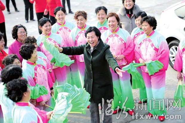郭艷香在臨紡社區(qū)組織隊(duì)員排練節(jié)目。