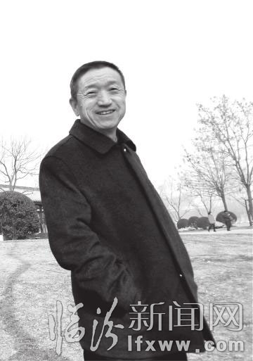 薛效東，1944年生于孝義，齋號(hào)永安居，自由畫者。自幼耽情繪事，勤學(xué)不輟，近年受趙亭人先生指導(dǎo)，專攻傳統(tǒng)水墨山水畫。