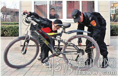 民警在為一名學(xué)生的自行車補(bǔ)氣