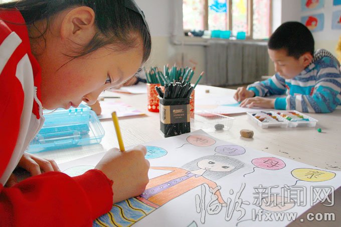 5月10日，洪洞縣的幾名小學(xué)生用畫筆描繪出他們心目中“媽媽”的形象。王培基 攝