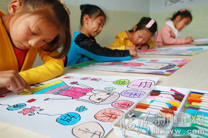 5月10日，洪洞縣的幾名小學(xué)生用畫筆描繪出他們心目中“媽媽”的形象。王培基 攝