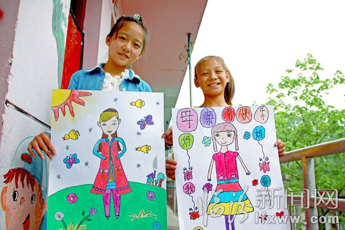 5月10日，洪洞縣的幾名小學(xué)生在展示他們的畫作。王培基 攝