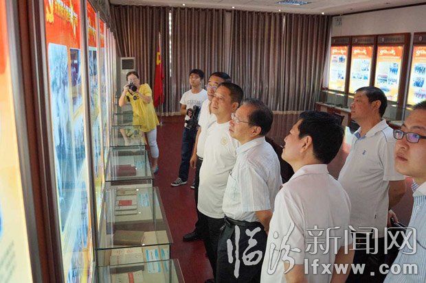 圖為梁志祥組長(zhǎng)（右三）在市委書記陳綱（右四）、市長(zhǎng)崔山原（右二）、市委常委、組織部長(zhǎng)周文偉陪同下觀看展覽。