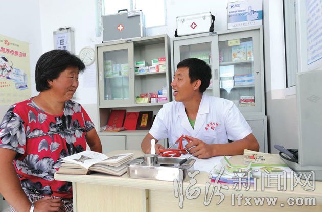對來就診的村民，他總是熱情接待