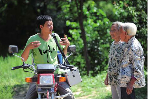 行醫(yī)路上，總有些村民上前咨詢他