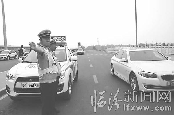 堯都區(qū)交警假日堅(jiān)守崗位.jpg