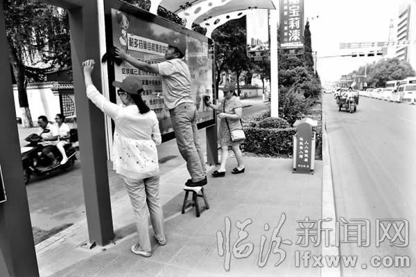 侯馬市組織志愿者隊(duì)伍走上街頭清洗公交站牌