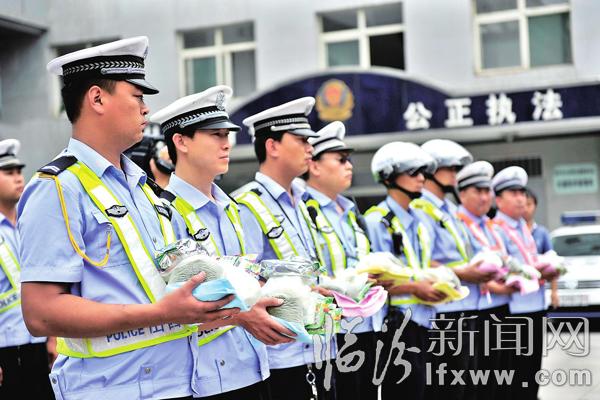 市總工會(huì)組織開(kāi)展“盛夏清涼送交警”活動(dòng)