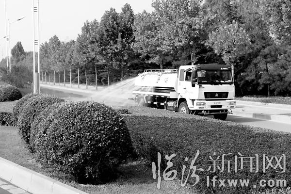 臨汾市綠化二隊(duì)積極做好苗木的管護(hù)工作