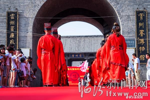 霍州青年小伙太膽大 縣衙門口辦婚禮