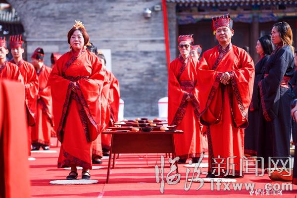 霍州青年小伙太膽大 縣衙門口辦婚禮