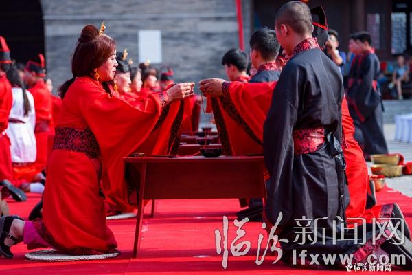 霍州青年小伙太膽大 縣衙門口辦婚禮