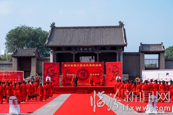 霍州青年小伙太膽大 縣衙門口辦婚禮