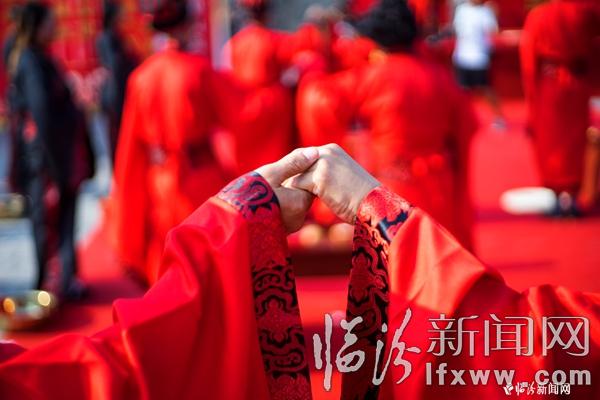 霍州青年小伙太膽大 縣衙門口辦婚禮