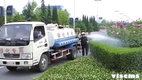 臨汾城市綠化二隊(duì)對(duì)轄區(qū)內(nèi)所有綠化苗木實(shí)施打藥、除蟲工作