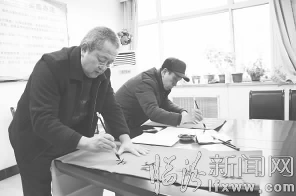 臨汾市老干部中心:手寫(xiě)春聯(lián)迎新年