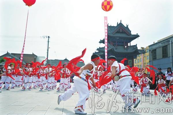 翼城:特色花鼓引游客
