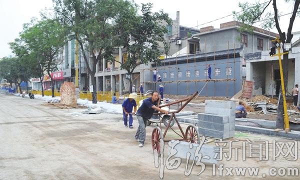 鼓樓南北街拓寬工程正在對(duì)側(cè)石進(jìn)行鋪裝