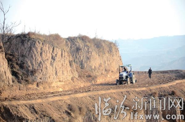 汾西柴洼莊:冬閑人不閑 整地起壟忙