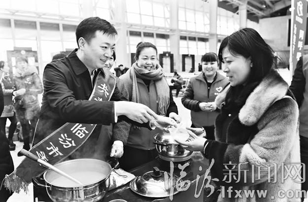 團(tuán)市委聯(lián)合城西客運(yùn)站舉行“溫暖春運(yùn)路濃濃元宵情”主題活動(dòng)