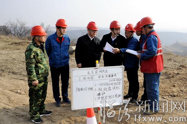 負(fù)責(zé)人在永樂鄉(xiāng)陳家?guī)X網(wǎng)改工地進(jìn)行安全督導(dǎo).jpg
