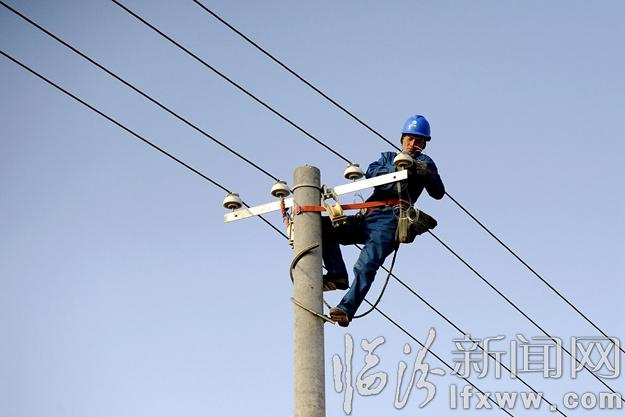 網(wǎng)改員工進(jìn)行瓷瓶綁定.jpg