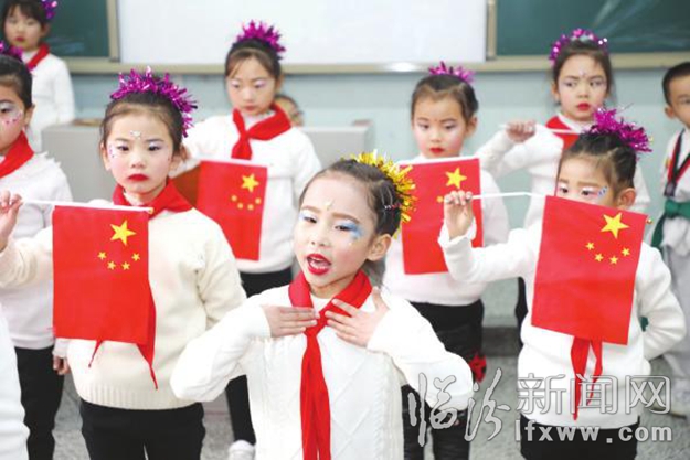 堯都區(qū)解放路第三學(xué)校多種形式喜迎新年